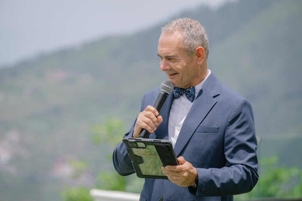 maestro de ceremonias para bodas realizando ceremonia civil