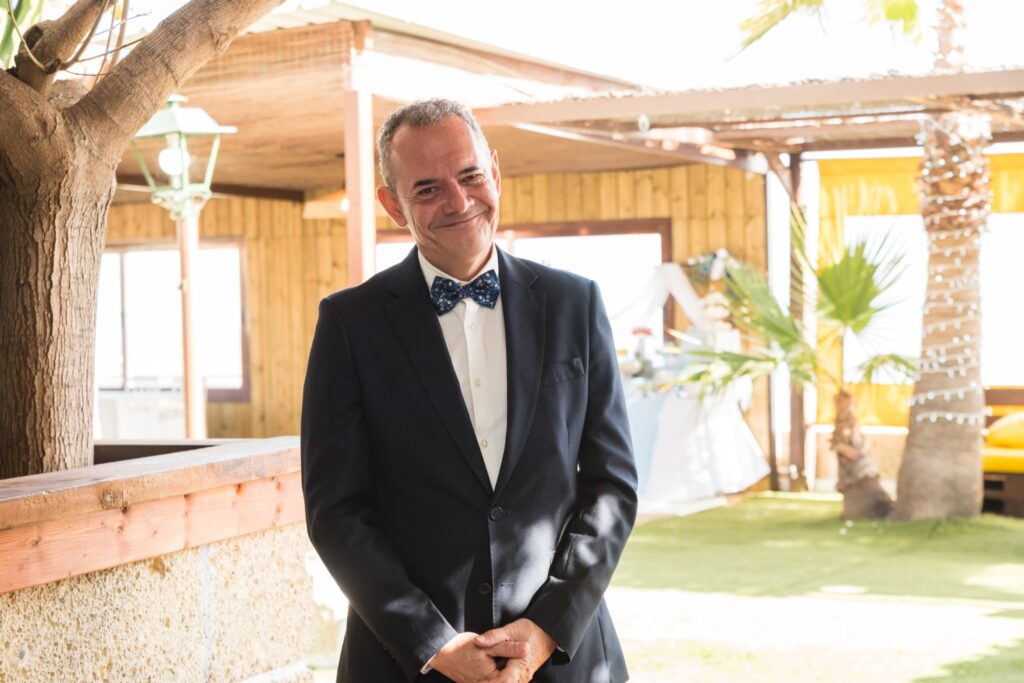 maestro de ceremonias AC Bodas dirigiendo ceremonia con micrófono