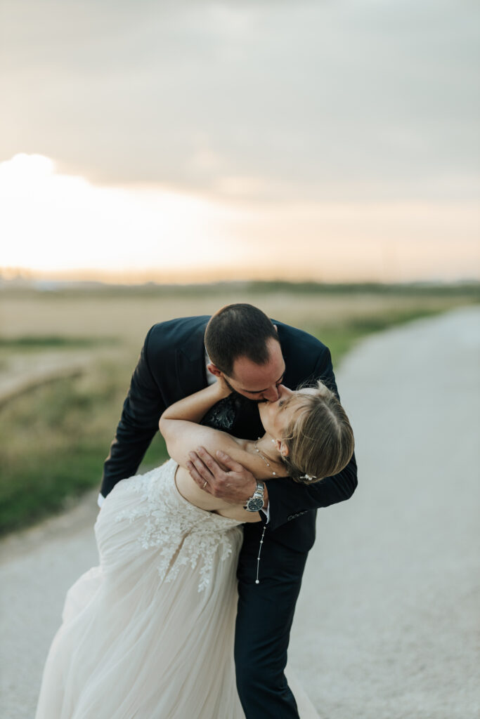fotógrafas de bodas en España capturando un momento durante la ceremonia