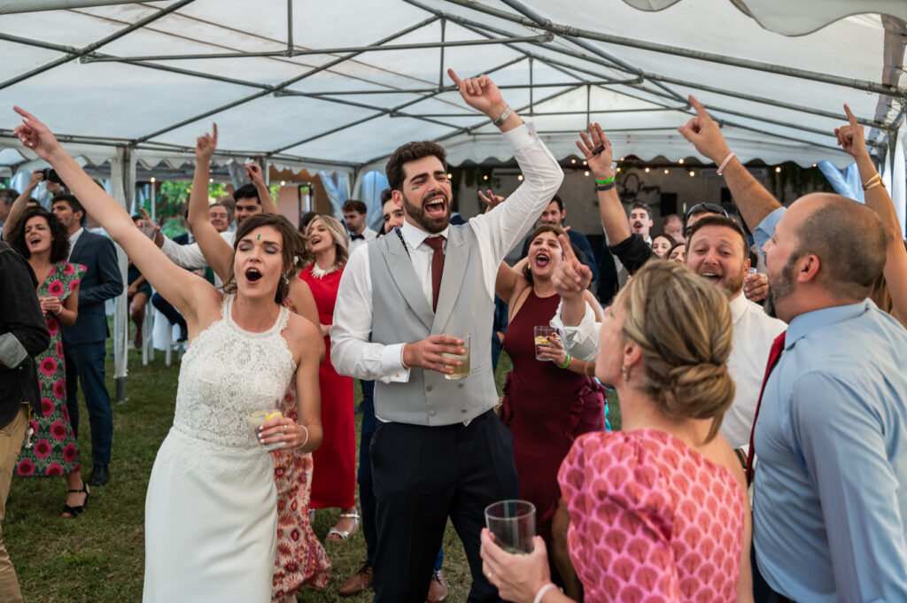 Celebración de boda con invitados - Fotógrafa de bodas en Madrid Marta de la Torre.