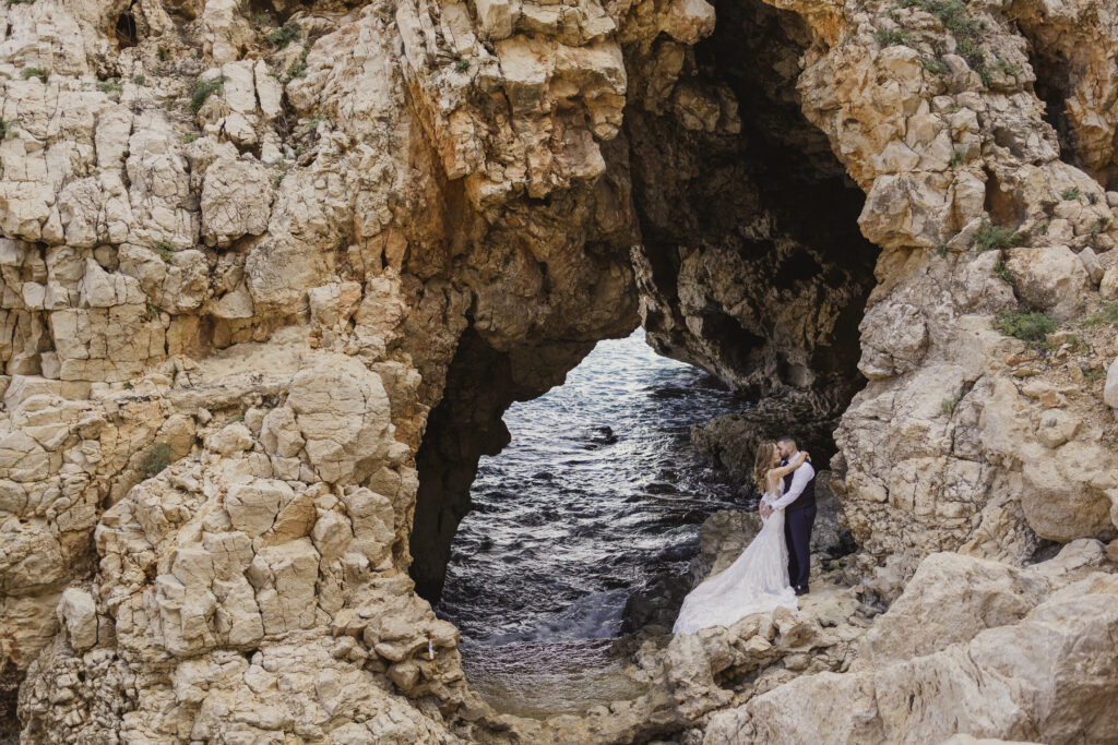 Sesión postboda pareja rocas mar - Fotografía creativa y emocional