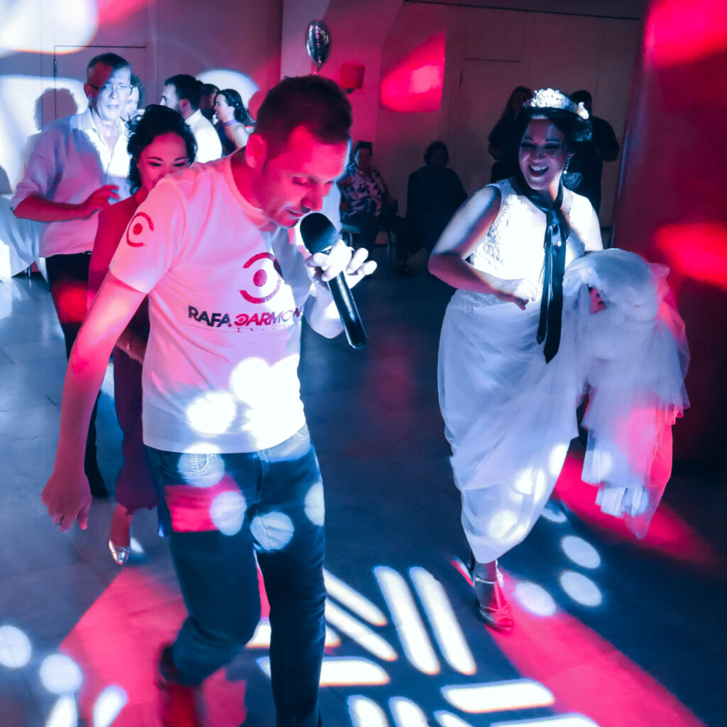 Invitados bailando animados por DJ Rafa Carmona en boda en Sevilla.