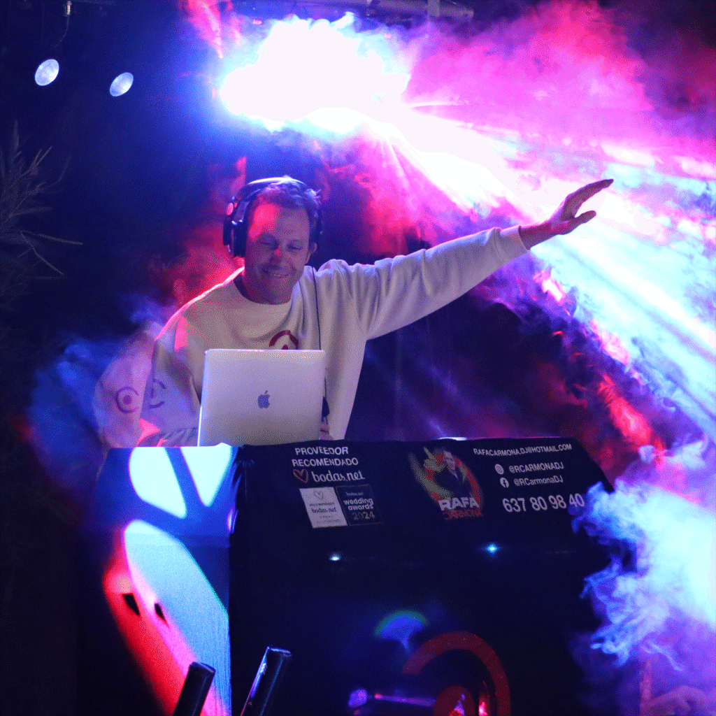 DJ Rafa Carmona en acción con equipo profesional Pioneer DJ animando una boda en Sevilla.