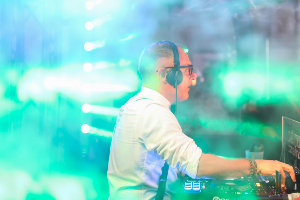 Cabina de sonido profesional con equipo DJ Ronny Díaz durante animación de boda en Tenerife.