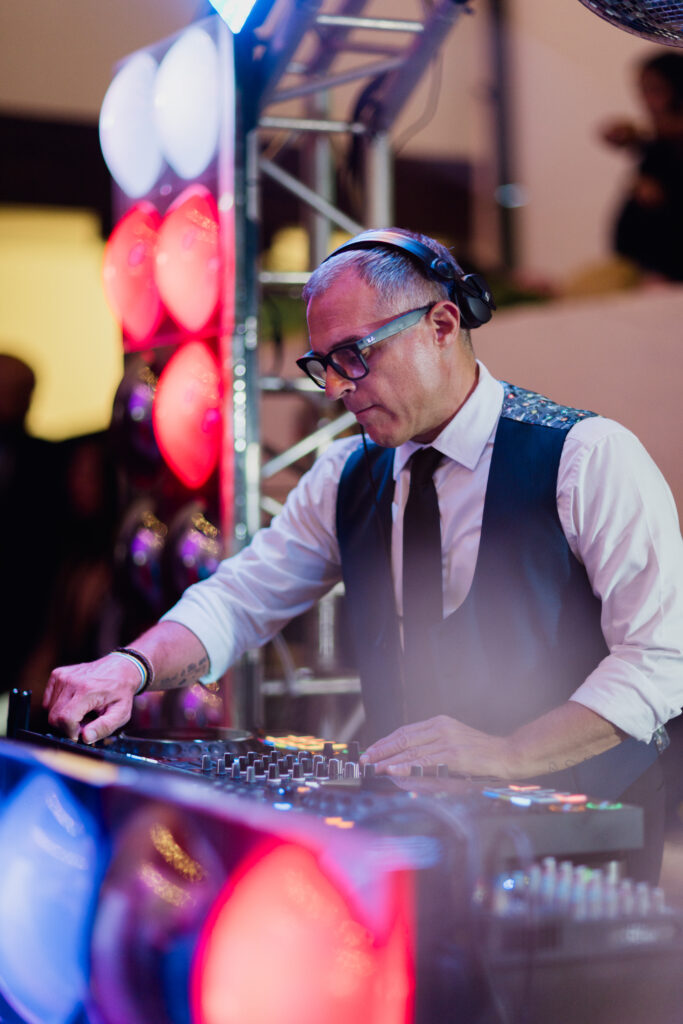 Pista de baile en boda Tenerife animada por DJ Ronny Díaz con invitados celebrando.