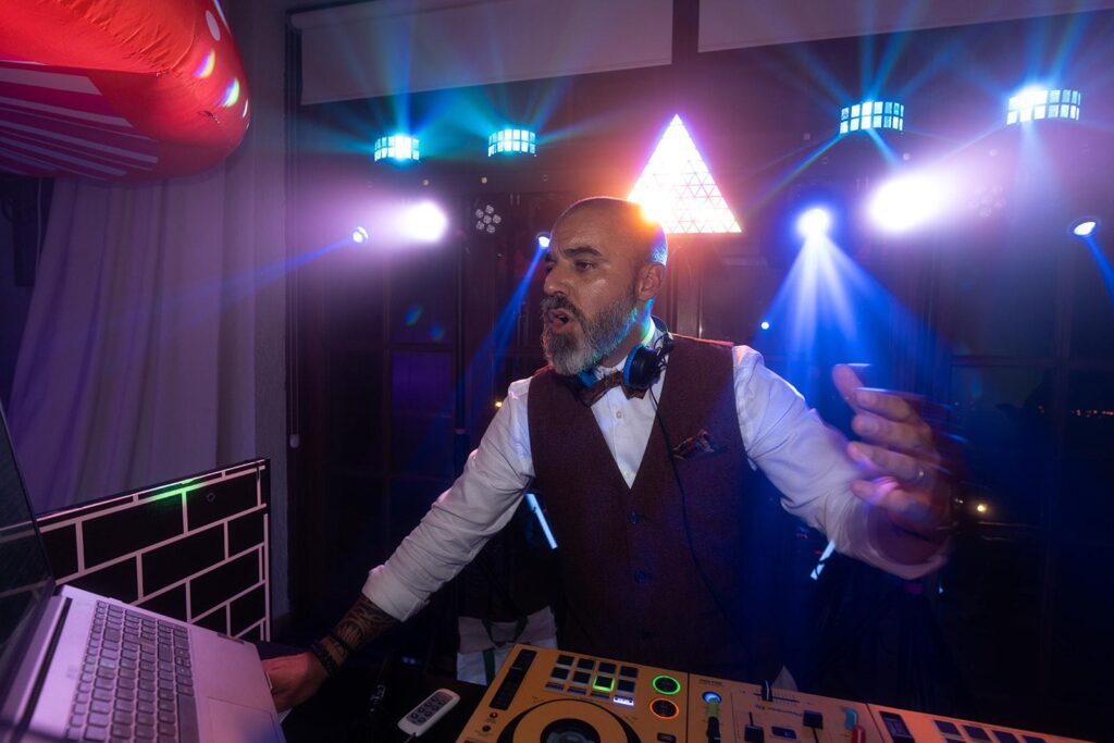 Jonay Díaz DJ señalando hacia la cámara en un entorno exterior con vegetación tropical de Tenerife.