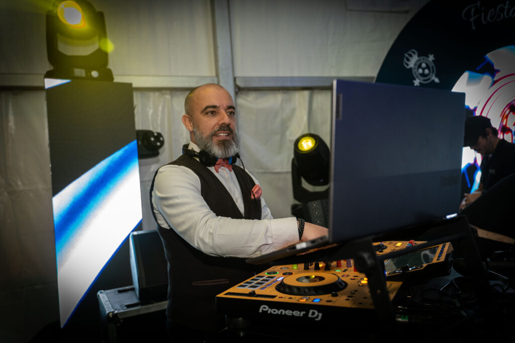 DJ Jonay Díaz coordinando detalles de boda con profesionalismo y trato cercano en Tenerife