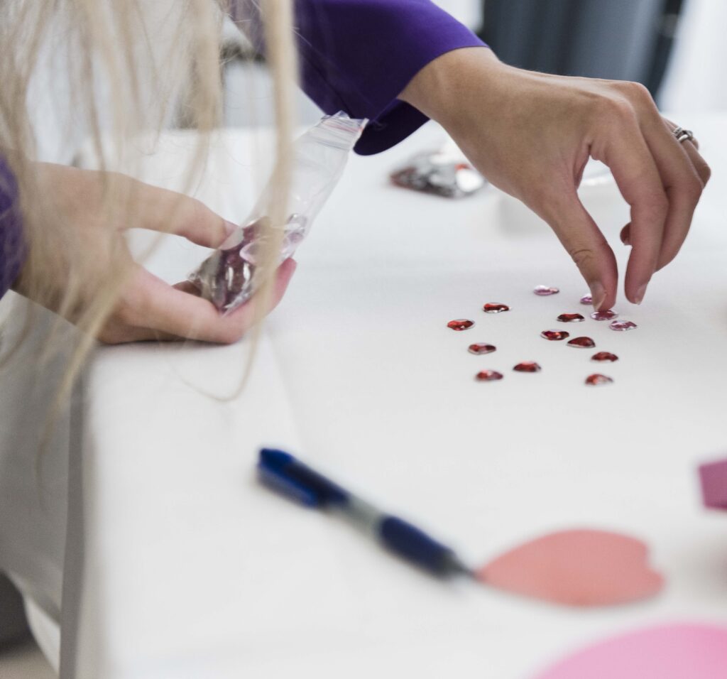 Detalle de decoración artesanal y personalizada para boda urbana en Madrid