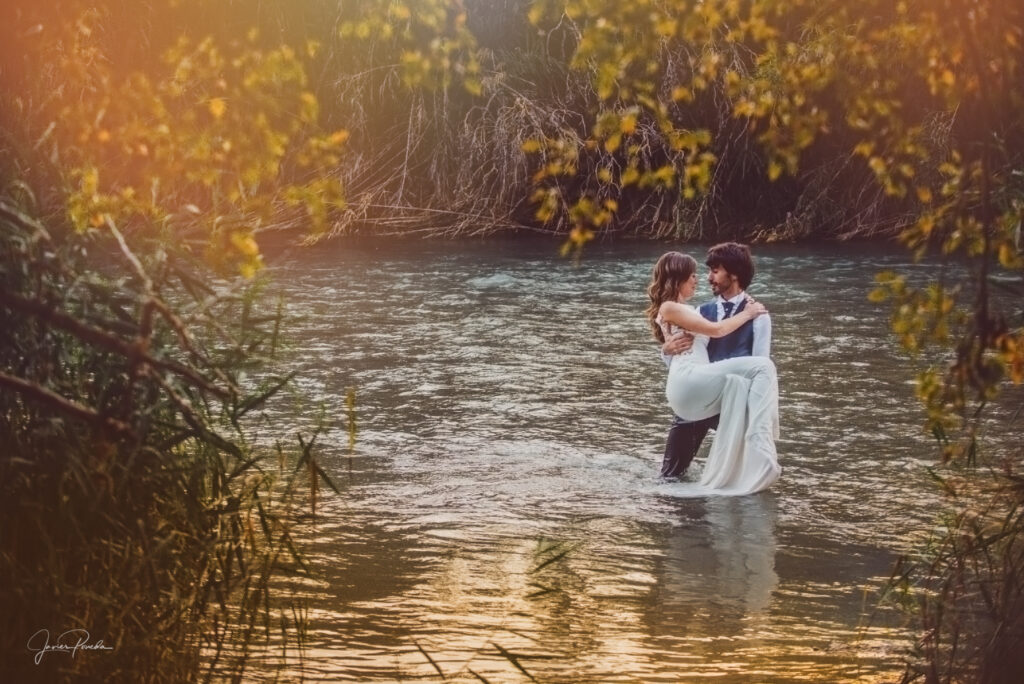Pareja caminando en el campo durante una sesión de fotos de boda auténtica en Valencia