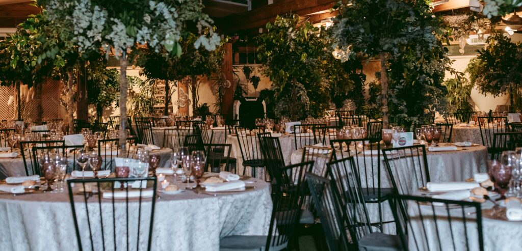 Montaje de banquete con diseño vegetal coordinado por azulymalva en Madrid