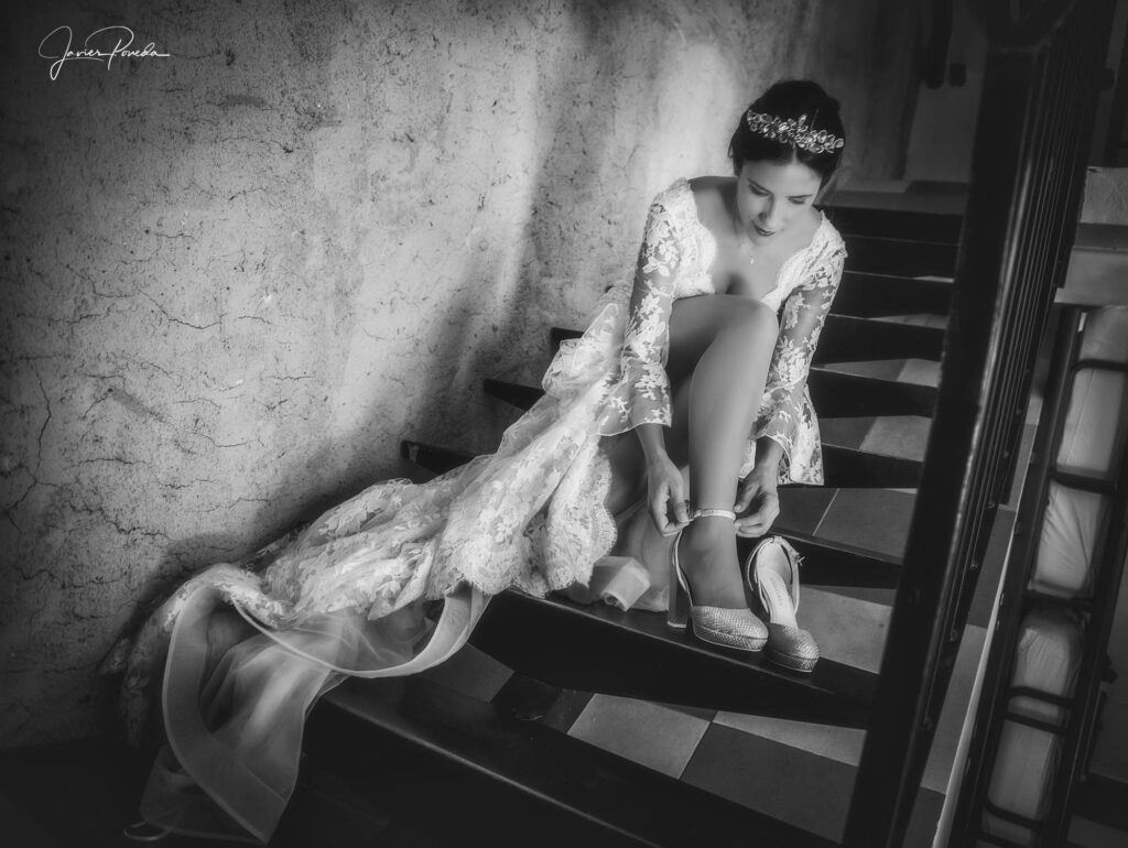 Detalle artístico de preparativos de boda capturado por Javier Poveda