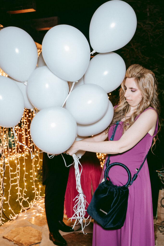 Preparación de globos blancos para una celebración, imagen de azulymalva