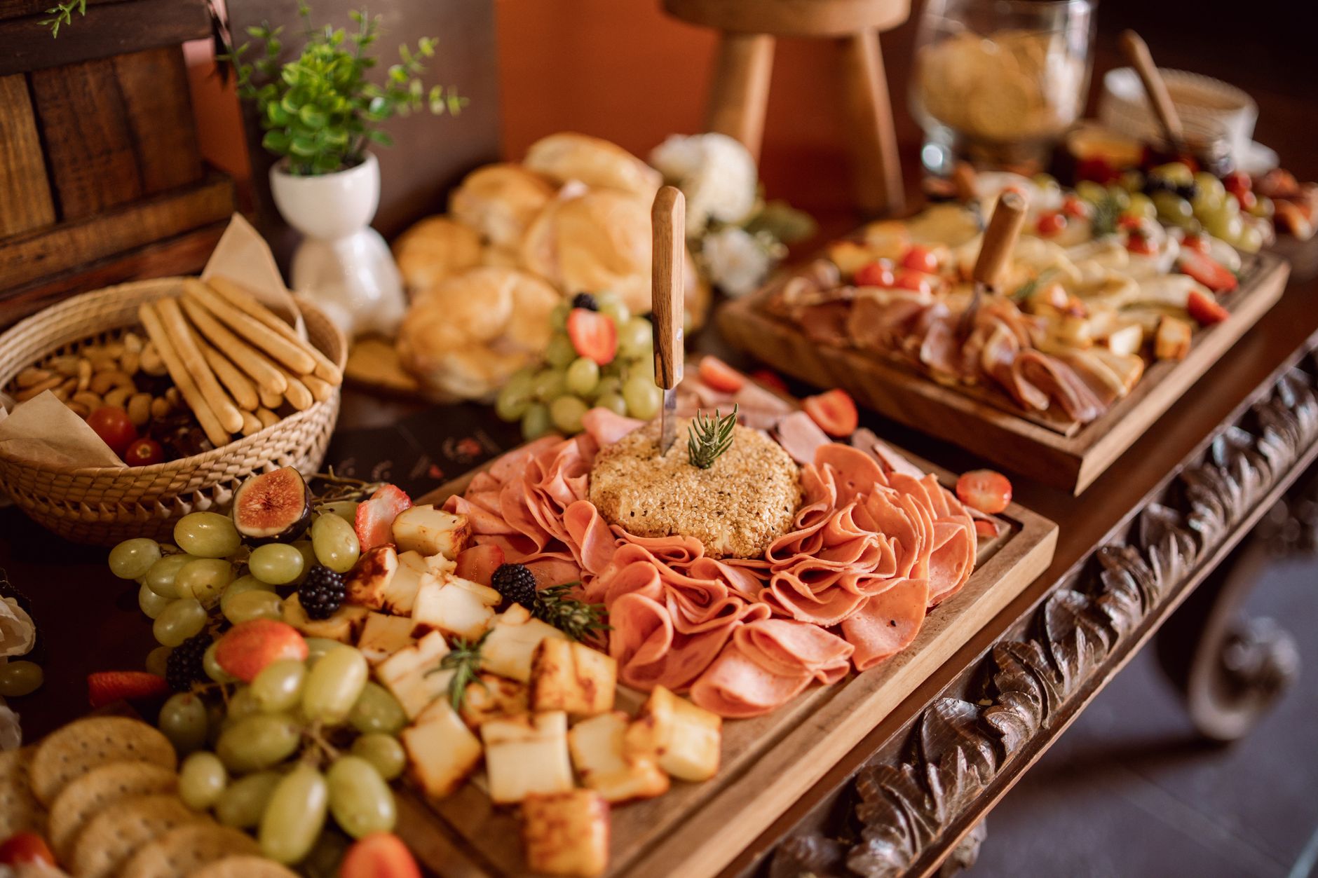 Mesa de catering decorada para una boda en Barcelona
