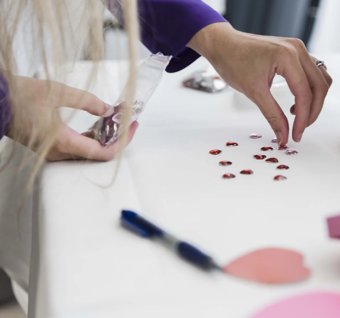 Preparación de detalles decorativos en forma de corazón por azulymalva