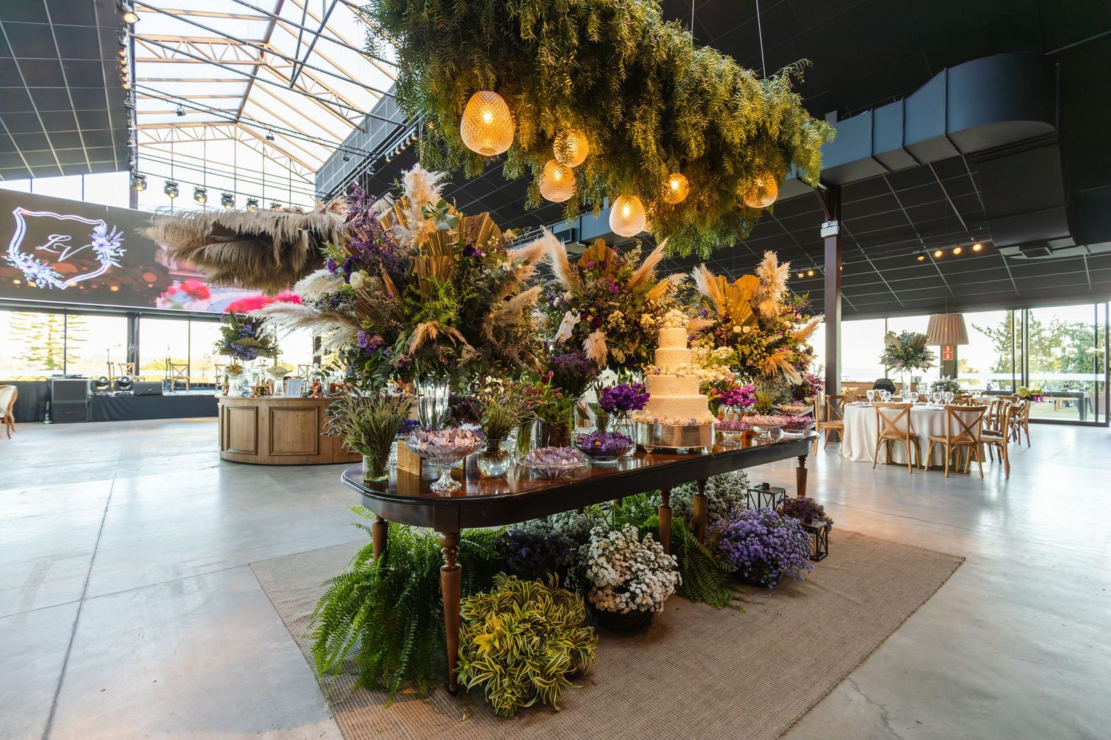 Mesa de trabajo con ejemplos visuales de servicios de banquetería y flores para bodas.