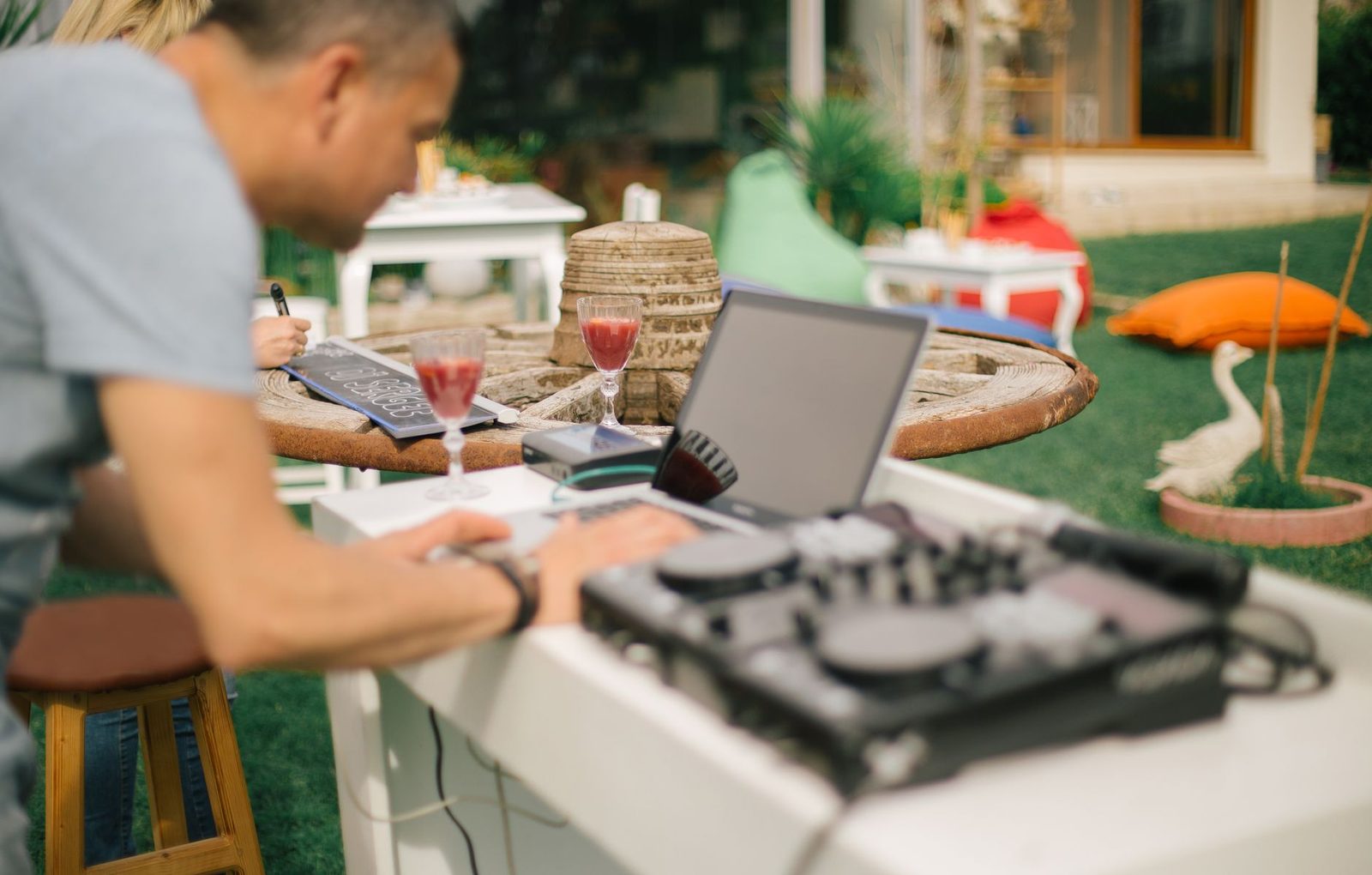 DJ preparando una lista de reproducción personalizada para una boda en su estudio.