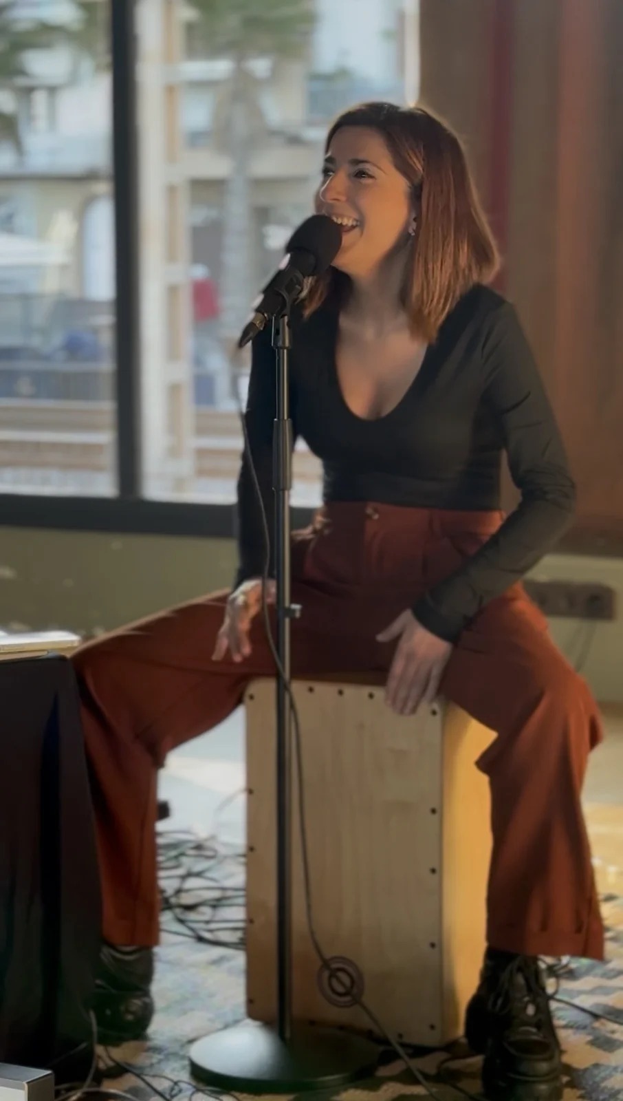 Lydia Torrejón cantando al micrófono durante una actuación