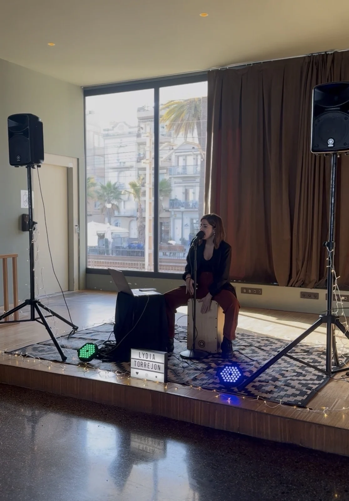 Montaje de actuación de Lydia Torrejón con cajón y equipo de sonido