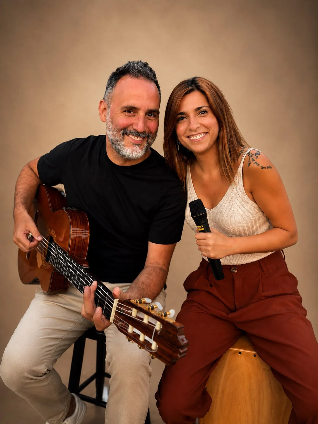 Lydia Torrejón y Santi Fontclara con micrófono y guitarra española