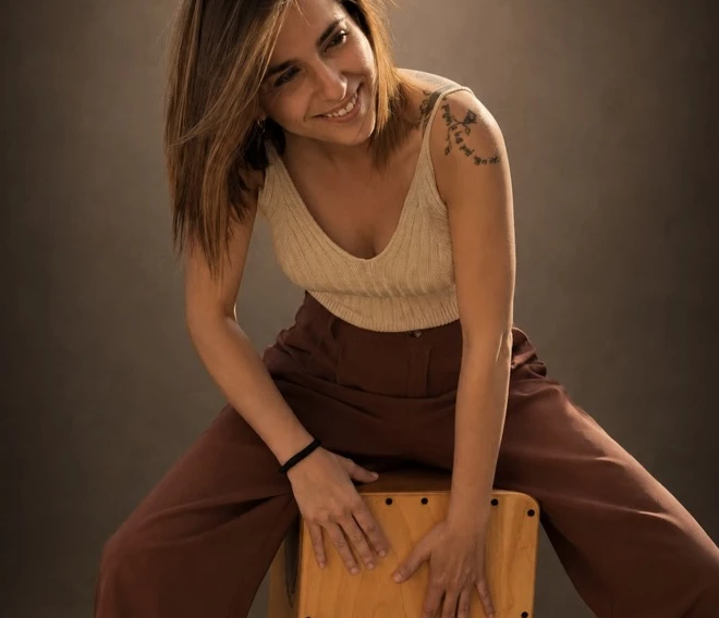 Lydia Torrejón tocando el cajón en formato solista, música en directo para bodas en Barcelona