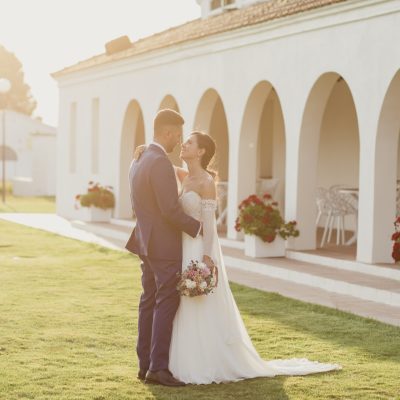 Fotógrafo de bodas en Humanes de Madrid - Pareja con luz dorada en jardín