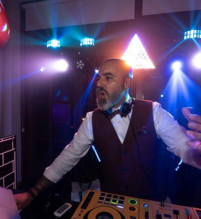 Jonay Díaz DJ señalando hacia la cámara en un entorno exterior con vegetación tropical de Tenerife.