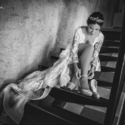 Detalle artístico de preparativos de boda capturado por Javier Poveda